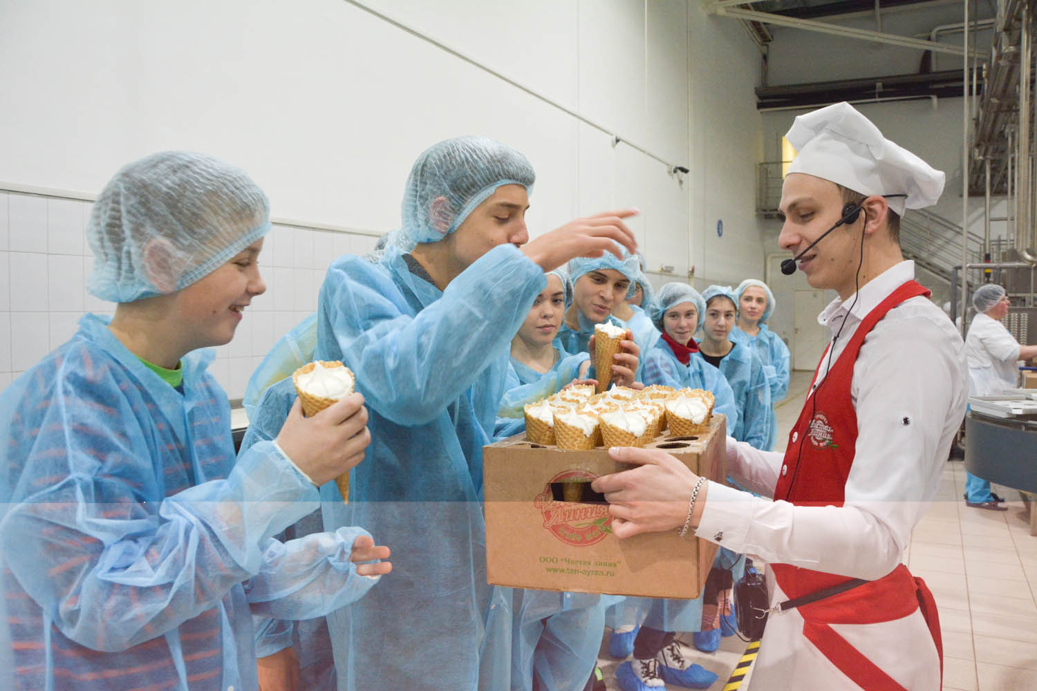 Фабрика мороженого отзывы. Фабрика мороженого Петрохолод Санкт-Петербург экскурсии. Фабрика мороженого экскурсия для детей. Экскурсия на завод мороженого. Фабрика мороженого в Питере экскурсия.